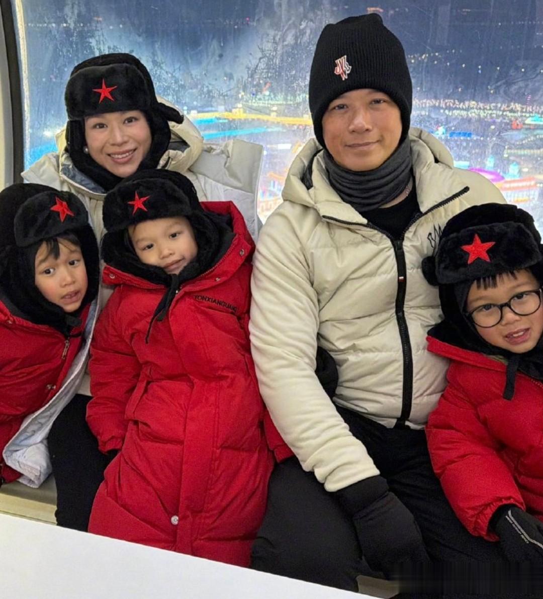 胡杏儿哈尔滨旅游，零下20度穿5层衣服，三个儿子羽绒服到脚脖子