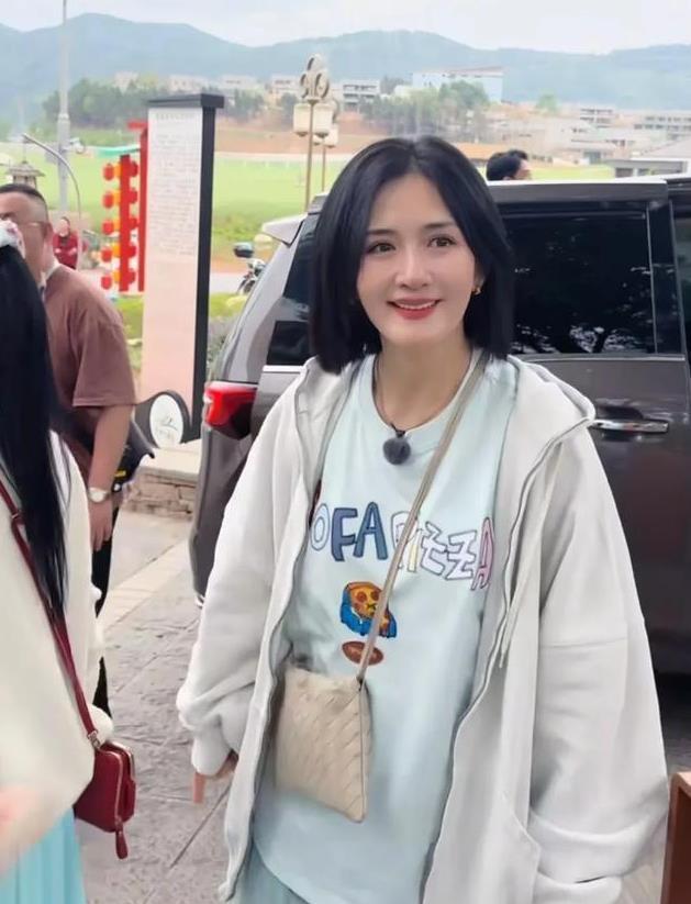 43岁谢娜回四川老家，受乡亲们夹道欢迎，爹妈看似平庸却大有来头