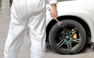 移动补胎套路：故意在路上扔铁蒺藜扎车轮，讲好的补胎五十元，补好后直接改价两千元