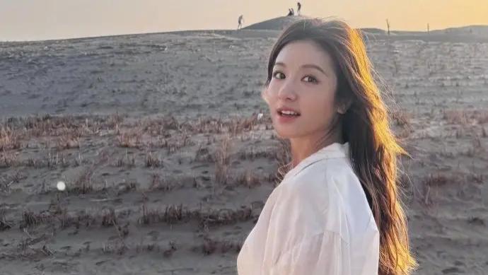 李兰迪沙漠写真引爆全网，公路题材作品呼声高涨