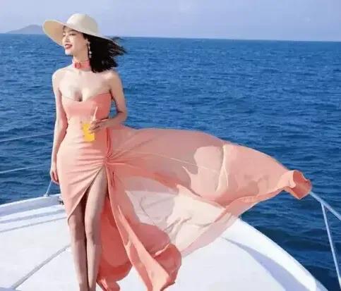 辛芷蕾海上时尚大片:从配角到焦点的魅力绽放