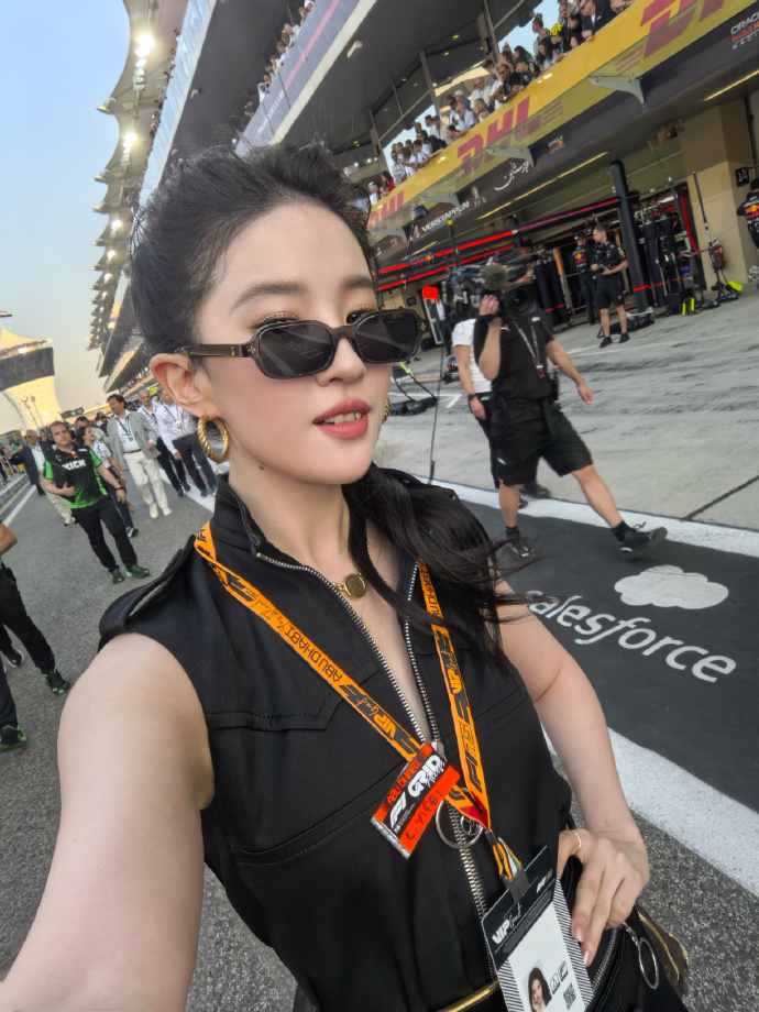 刘亦菲逛阿联酋博物馆！素颜脸色蜡黄头发凌乱，虎背熊腰小腿外翻