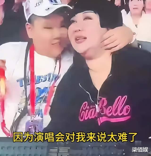 王惠母子看演唱会，10岁郭汾阳玩妈妈耳环还亲她，表现得很黏妈妈