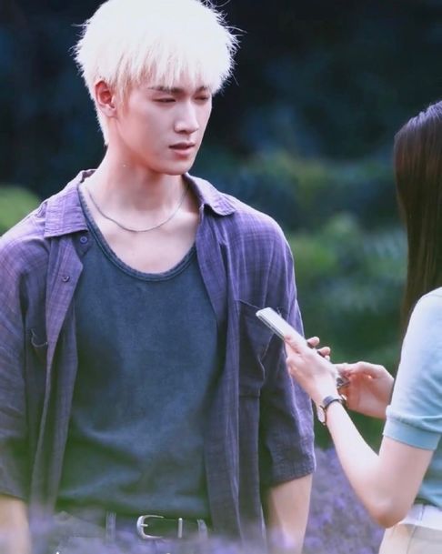 薰衣草田撒糖!关晓彤李昀锐花海互拍甜晕网友,《耀眼》未播先爆