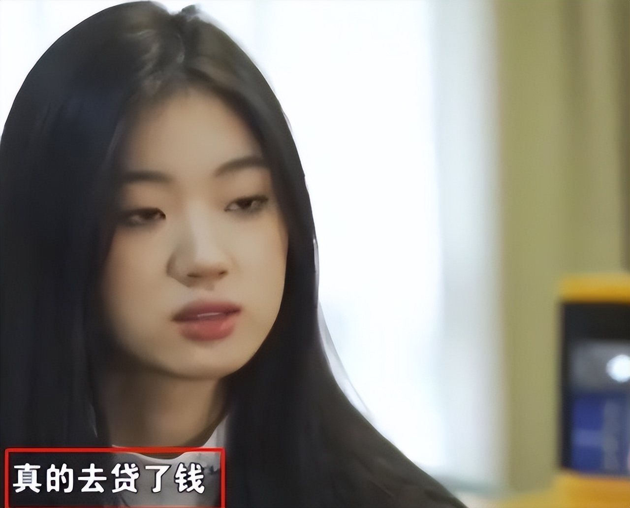 年仅18却疯狂捞金，单依纯家境被曝光后，才知道她为何着急赚钱！