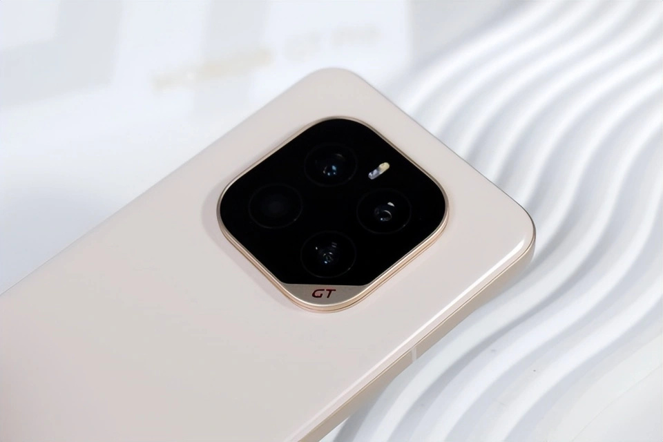 榮耀豁出去了，16GB+512GB+7200mAh，高配版旗艦降至“谷底價”