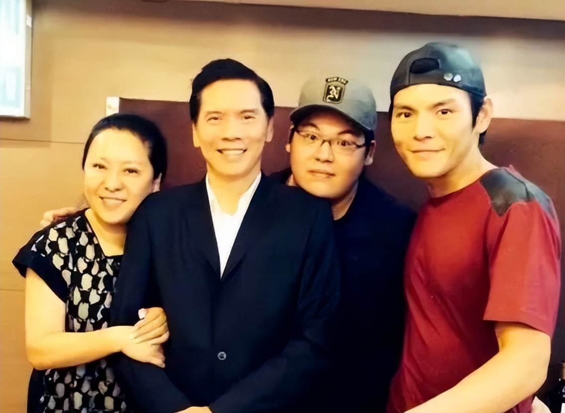 向华炎追悼会！向华强夫妇现身，4000多江湖兄弟，陈慧敏拄拐送行