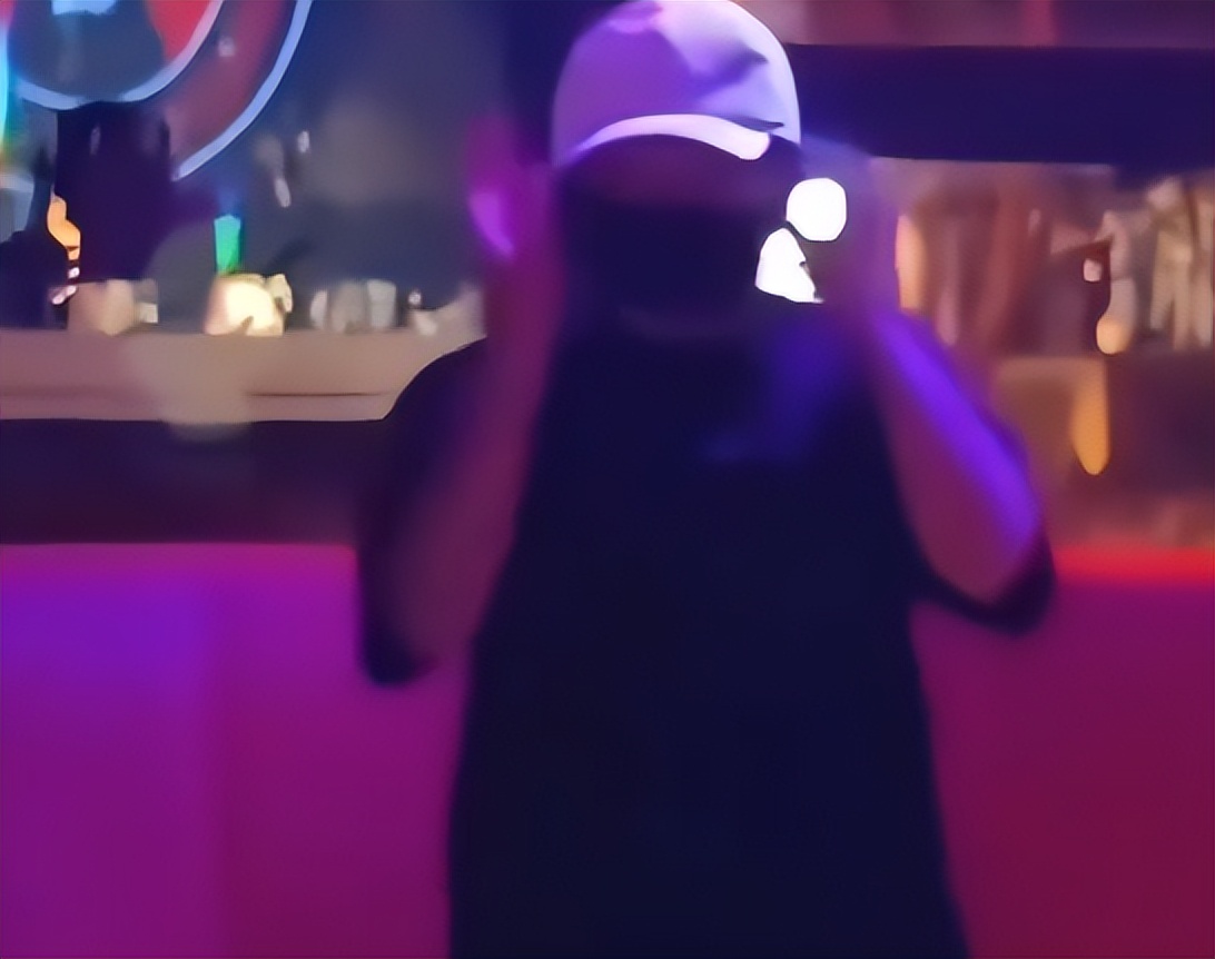 马云现身酒吧，阿里高管陪同，桌上全是酒水，被认出后连忙戴口罩