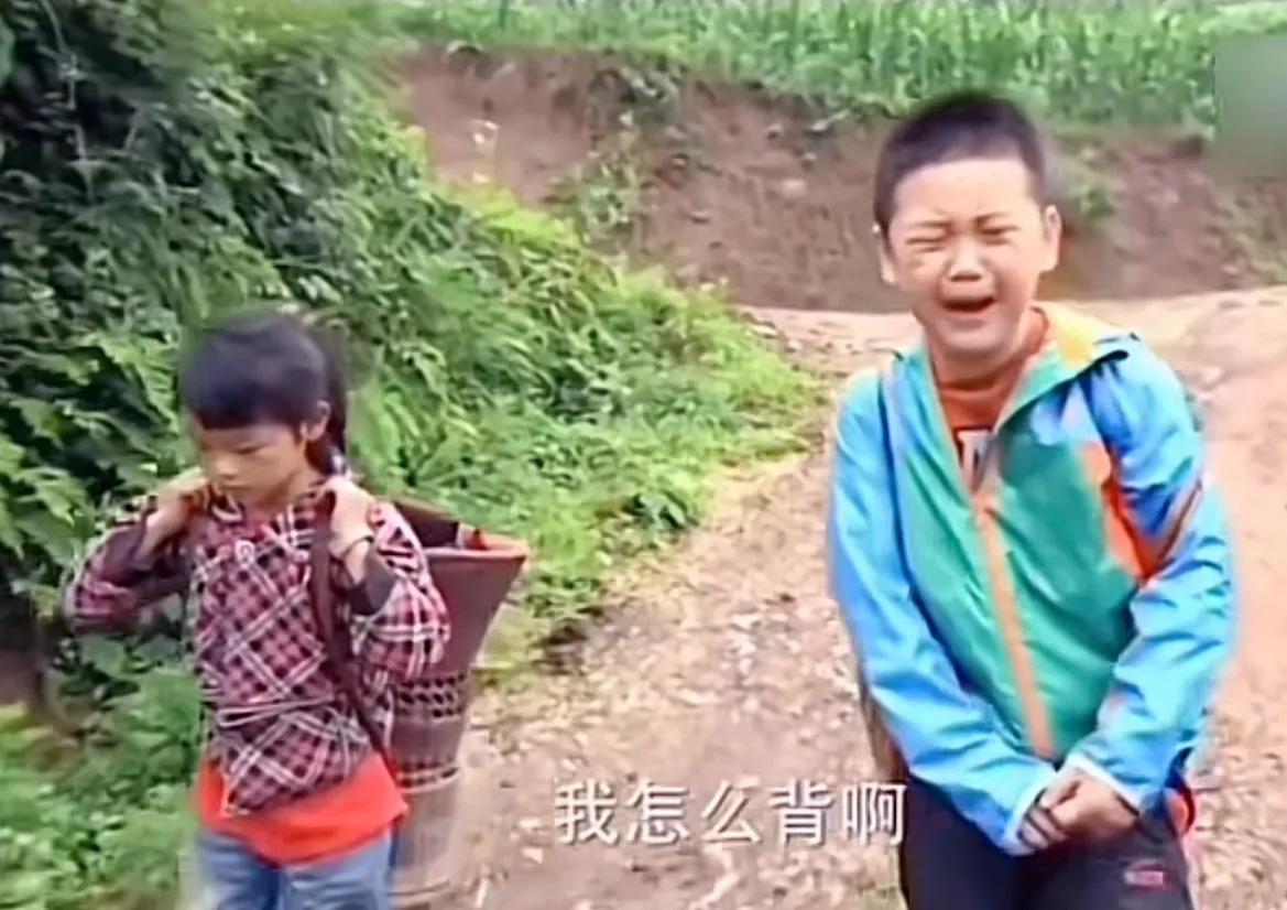 51岁王艳和19岁儿子球球的首个杂志封面大片，母子温馨同框好有爱