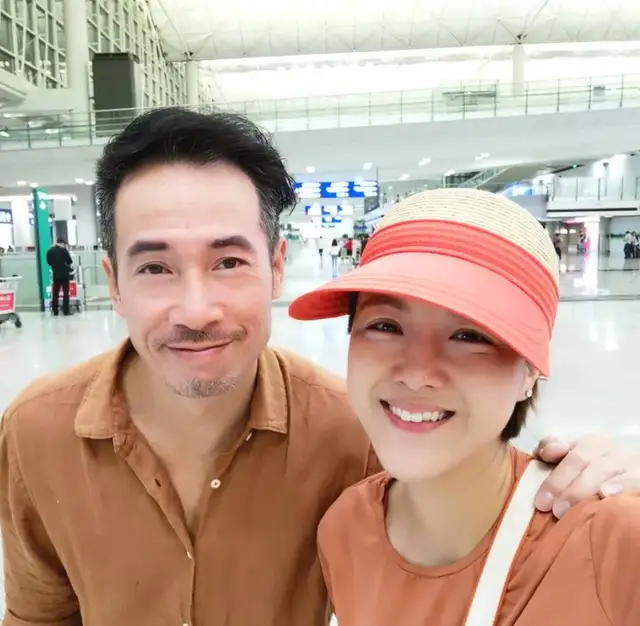 54岁“港剧男神”被曝养家压力大，网友喊话：请放老婆出来演戏！