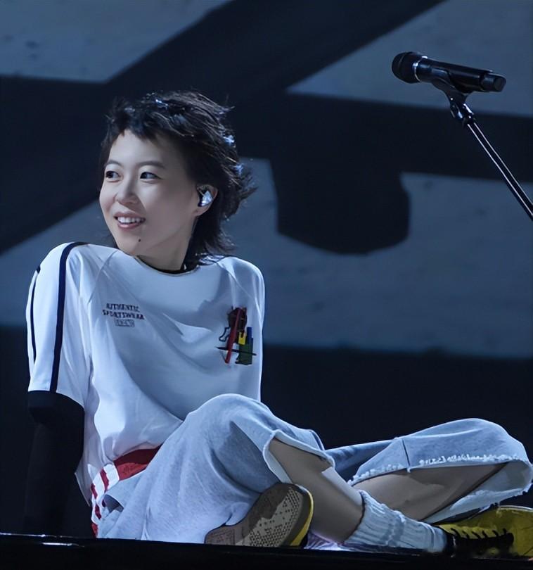 王菲女儿窦靖童，在街头被拍到和宋妍霏亲密举止，这是什么情况？