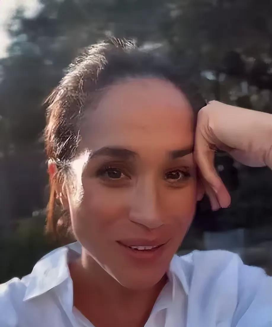 金发白肤莉莉贝特再现身！梅根确定这是你亲生的？阿奇也疑点重重