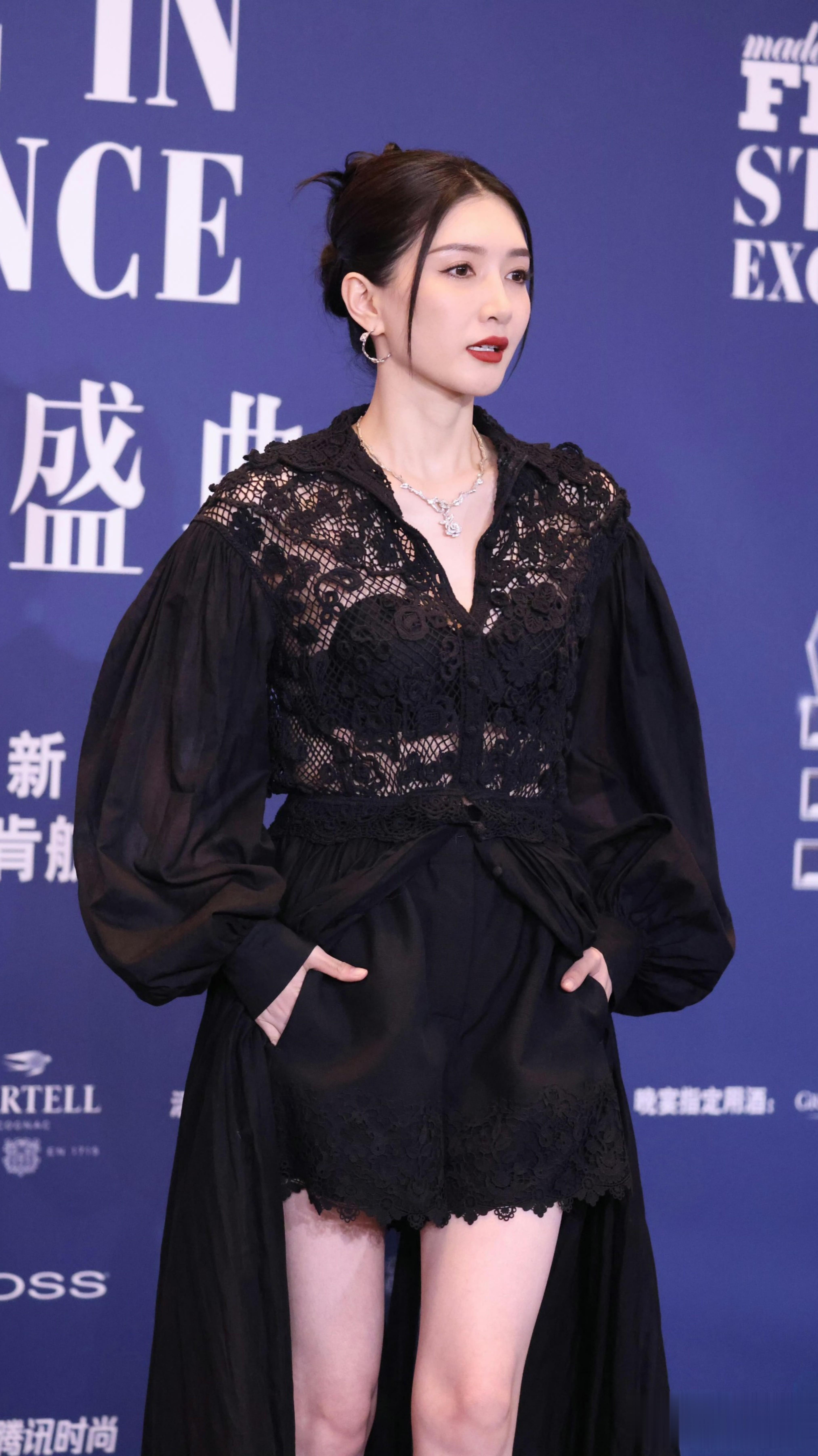 江疏影 费加罗红毯现场，冷白肤色在黑裙衬托下更显通透！