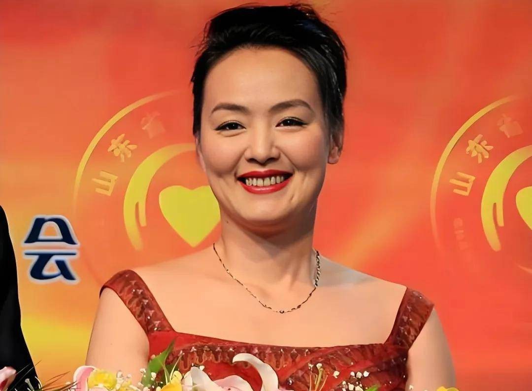 主持人孙小梅现状：59岁发福认不出，气质优雅，和海归丈夫很恩爱