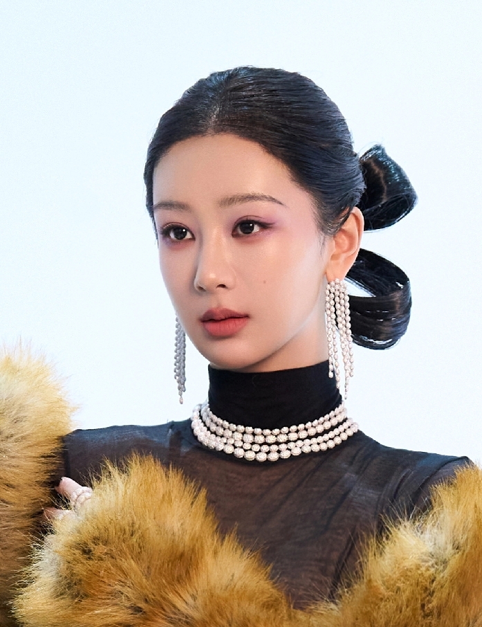 杨紫最新杂志全露额头比《国色芳华》美，发际线做得太成功了