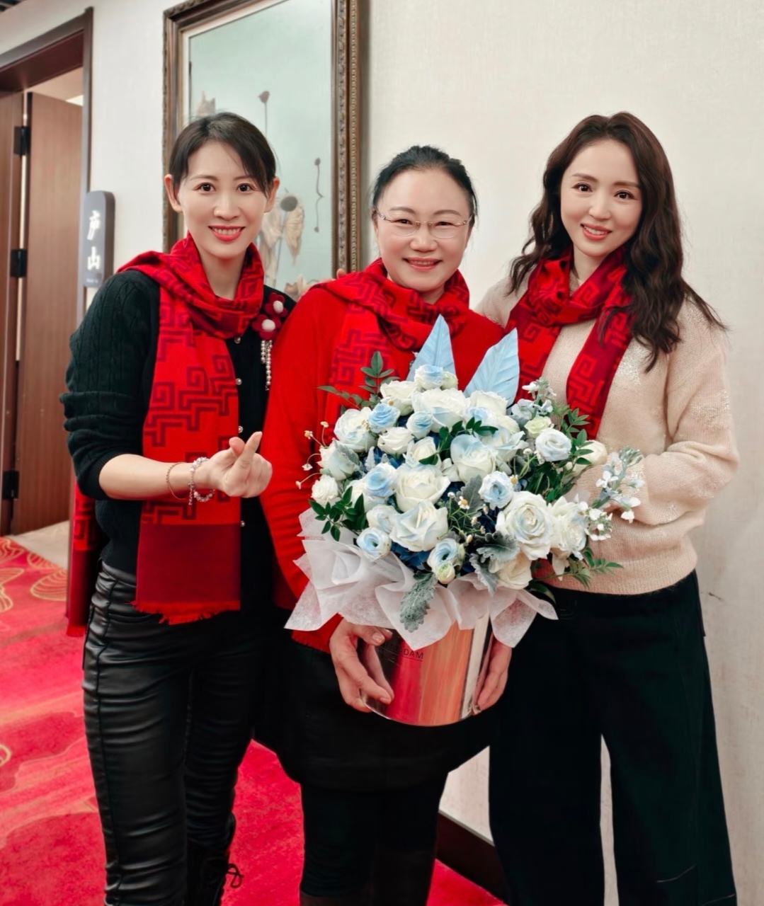 友人晒与董璇张维伊聚餐照，姜潮麦迪娜夫妇、主持人杨帆也来了