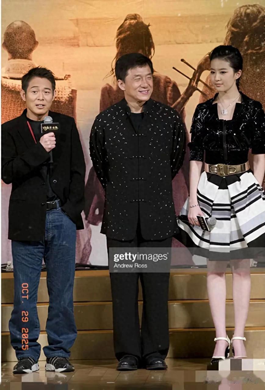 没想到李连杰这么矮的吗？还没成龙高，一直以为他是大高个。