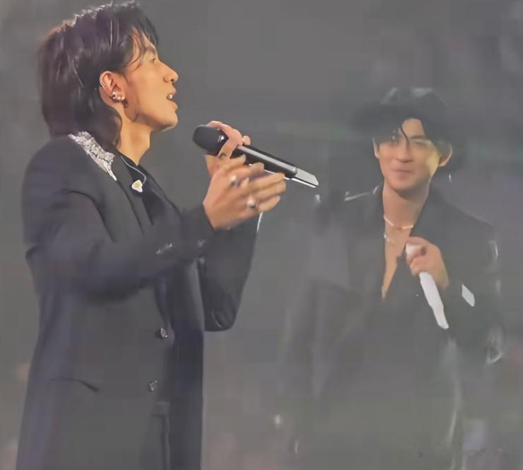 F3演唱会还是不行，被吐槽不伦不类像割韭菜拼盘，阿信乱入串台