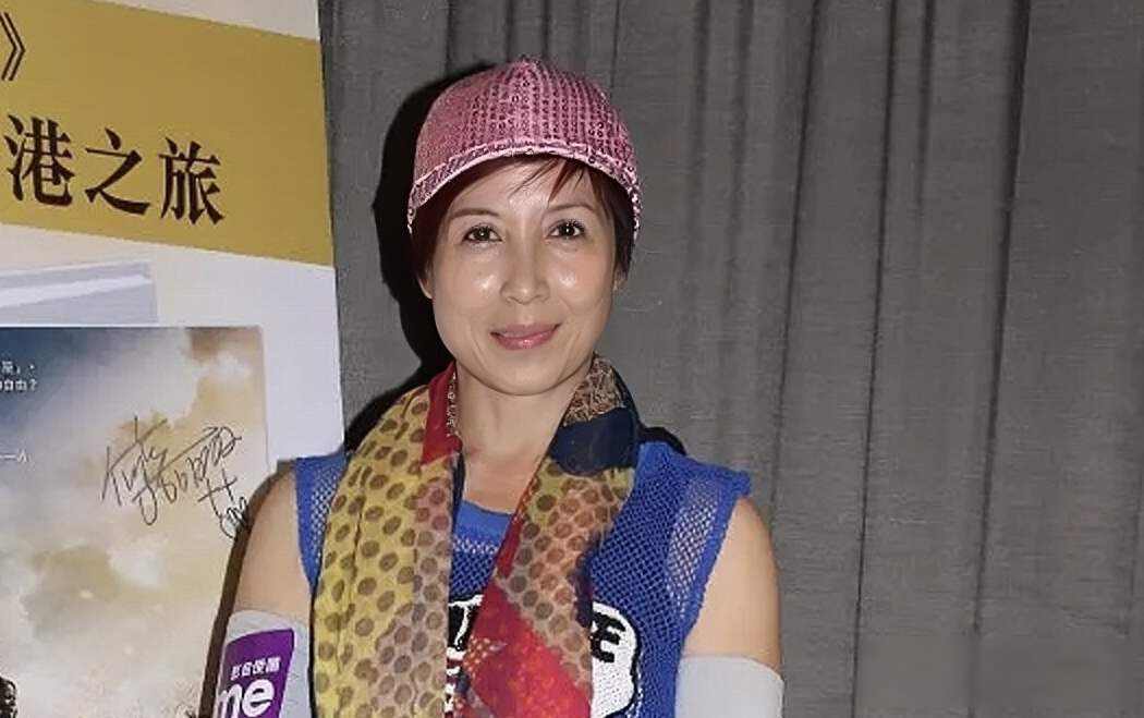 香港知名女星退圈多年罕见现身，妹妹患癌离世，在父亲临终前和解