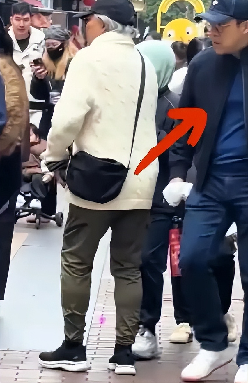 郭晶晶一家看60万电车，霍震霆给孩子买4块饮料，李湘的体面尽失