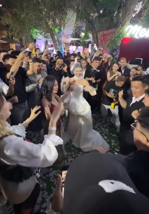 万妮达与男友最新合照，两人现身好友婚礼现场