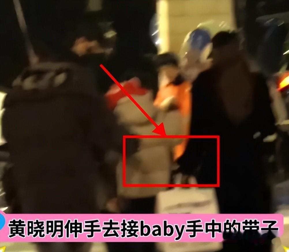 黄晓明杨颖带儿子游玩!给前妻拎包很顺手,小海绵明显跟妈妈亲近
