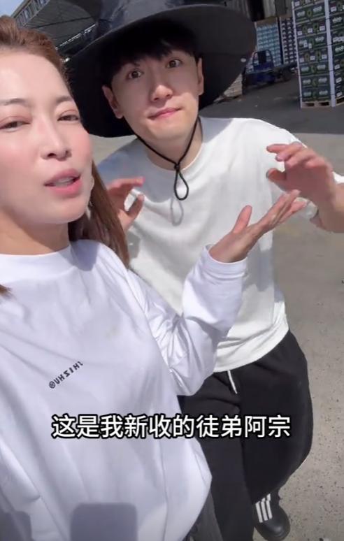 上海主持人麻伊琳，当年风光嫁豪门，离婚后独自带娃，如今怎样了