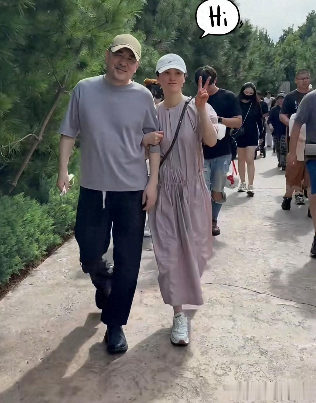 蒋勤勤一家出游,身上背2万LV包,陈建斌用小车推着7岁儿子乐开花