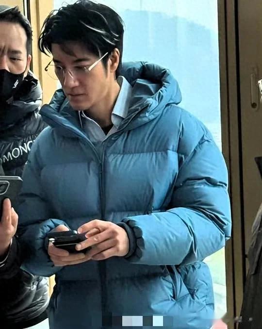 49岁王力宏现身杭州街头，他穿着天蓝色羽绒服，挑染了些许白头发