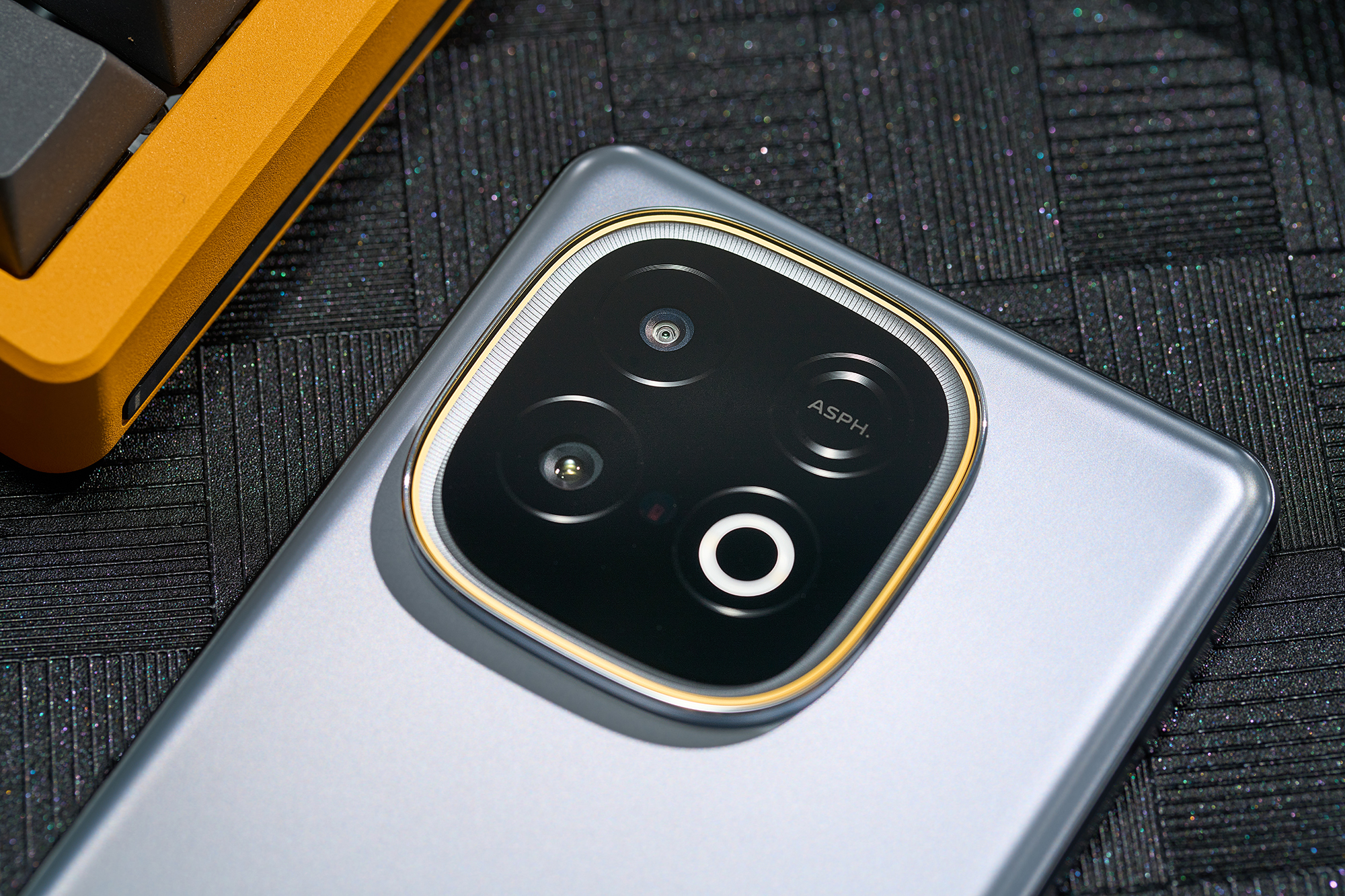 iQOO Z10 Turbo+:极地灰撞色美学,实力 “秒杀” 同档机型