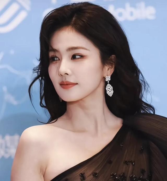 娱乐圈尖叫之夜，白鹿夹在两个女配中间输惨了！被嘲笑像保镖