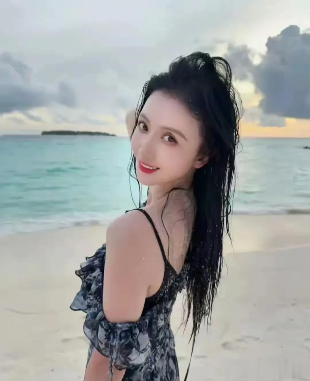 44岁张萌穿比基尼度假，皮肤白到发光，这状态比小姑娘还能打