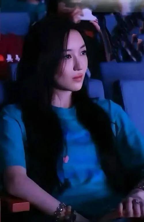 窦靖童香港开演唱会！谢霆锋送花篮，俩人认识超20年，处得像朋友