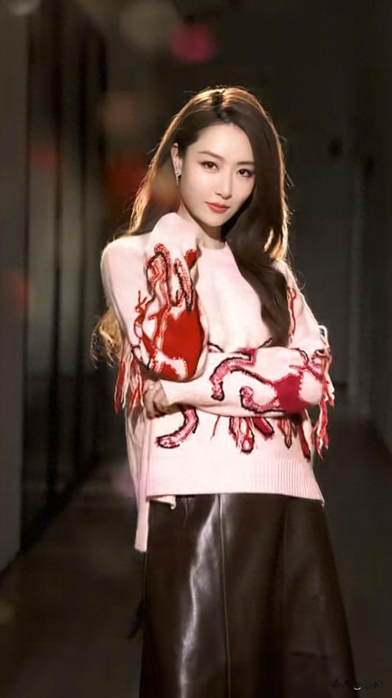 39岁白冰跳手势舞:微卷发+毛衣+皮裙,洋气又优雅,嫩得像小姑娘