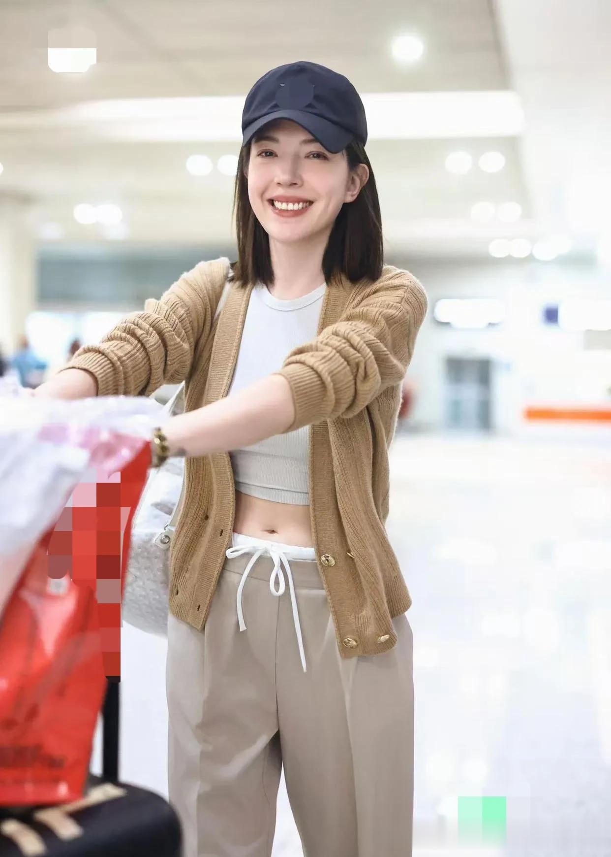 许玮甯生娃后状态大回春！驼色开衫+白T+阔腿裤，时髦洋气又减龄