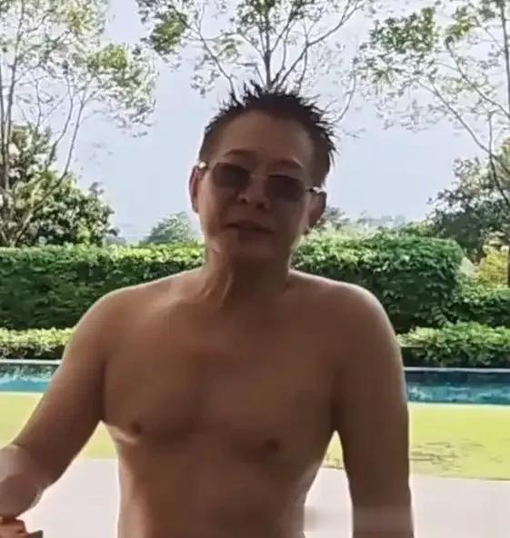 李连杰晒视频：光着上半身游泳，打破做手术传闻！