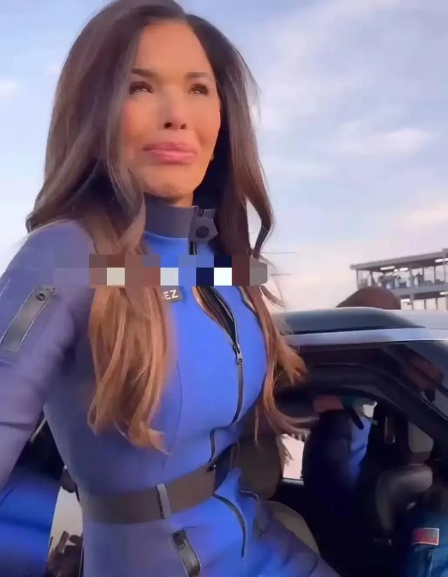 贝佐斯桑切斯甜蜜现身太阳谷峰会，首富收购《Vogue》献给爱妻