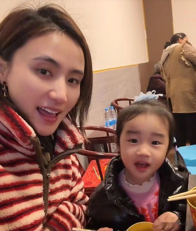 李亚鹏前妻回娘家过年，住村里山上大别墅，三层楼院子大到能跑步