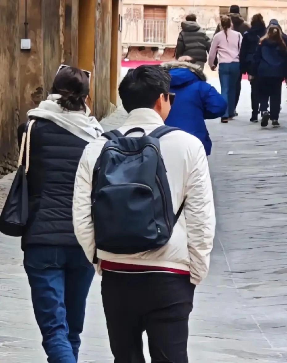 娜然跟着霍启山回到香港，两人同游意大利，娜然老钱风穿搭显贵气