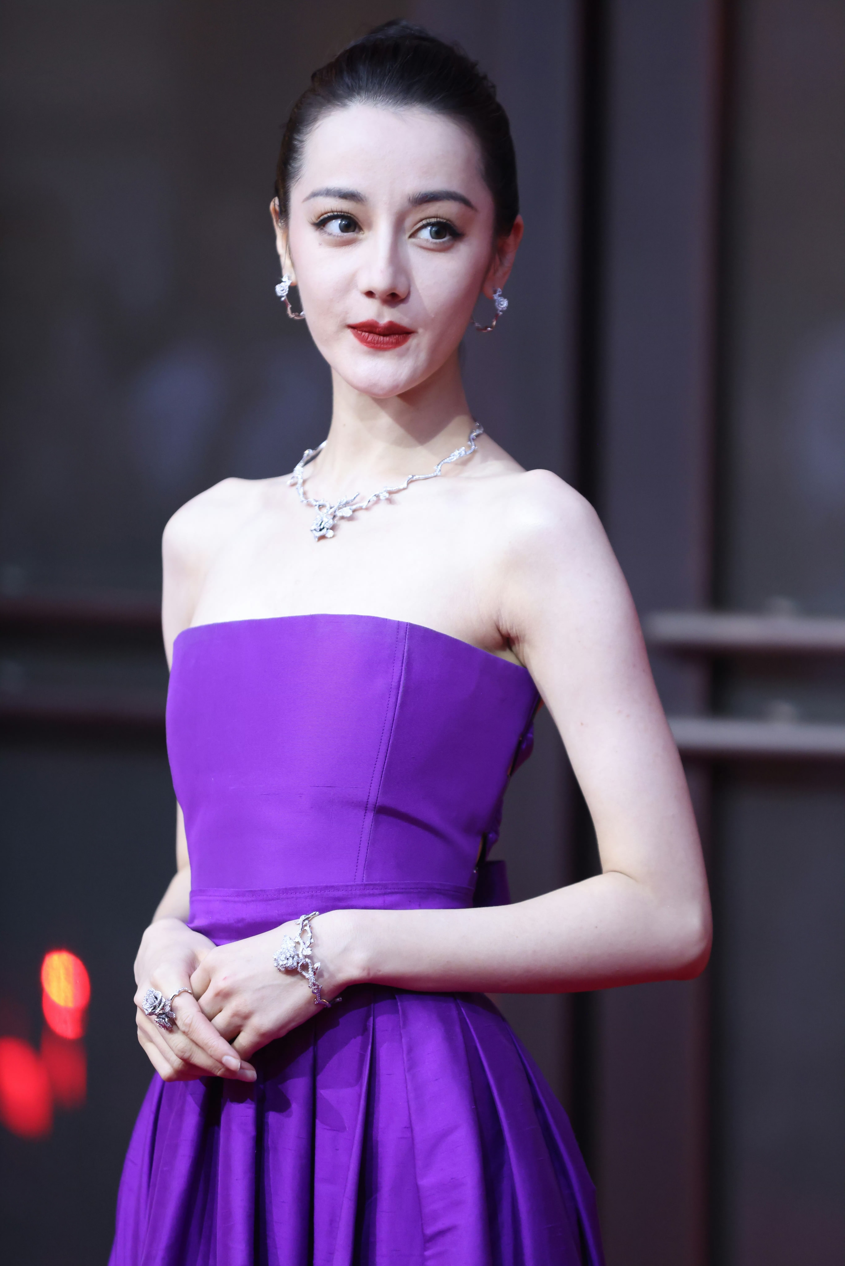 热巴,紫色抹胸裙,大光明顶发型,魅力复古风优雅迷人