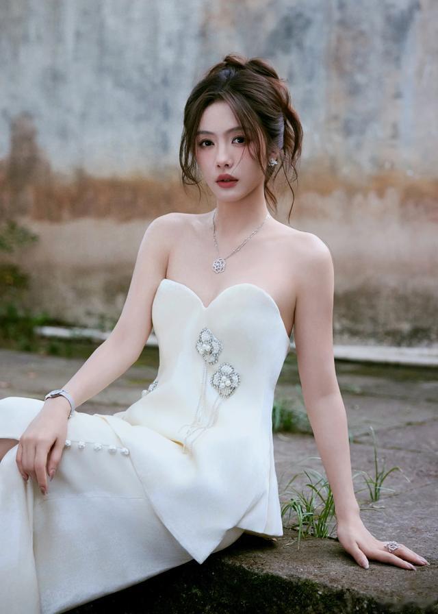 蔡文静纯白抹胸连衣裙，超美的江南小女子