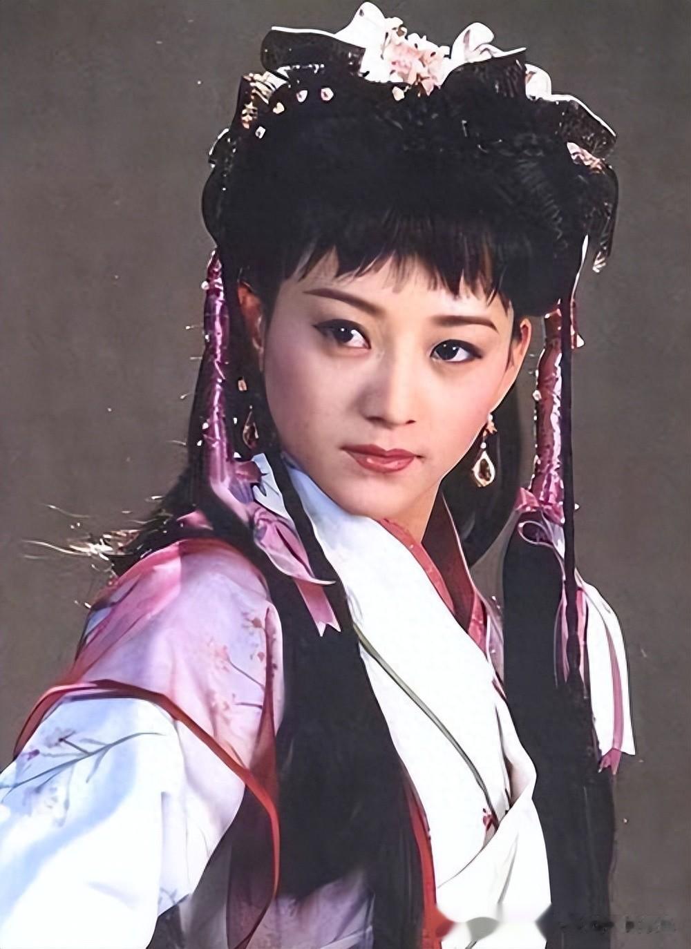 凭演岳灵珊出名，为爱嫁穷小子，婚后车祸面瘫，如今转行当制片人