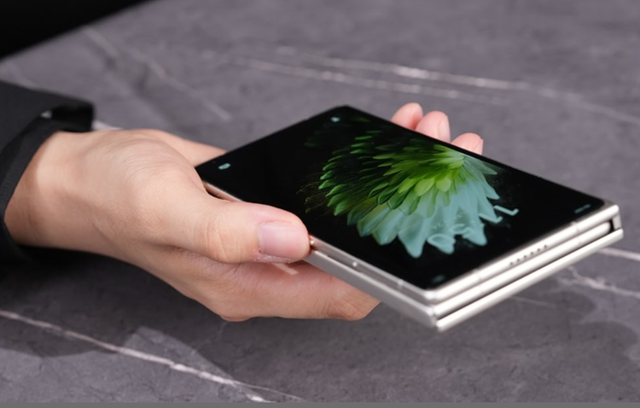 继华为之后,传音再出一款三折叠手机,但设计有所不同!