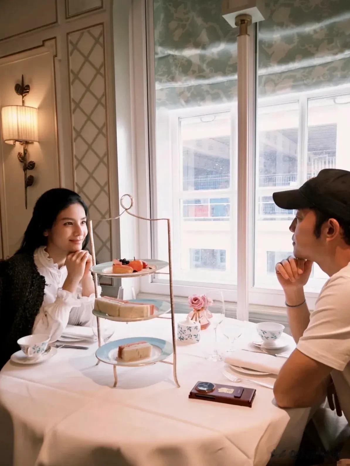 胡可和老公沙溢今天又秀恩爱了,两个人忙里偷闲约个会。