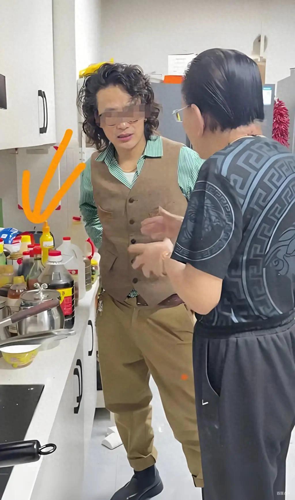 78岁侯耀华现状曝光，住大别墅没请保姆又脏又乱，待客仅有一碗面