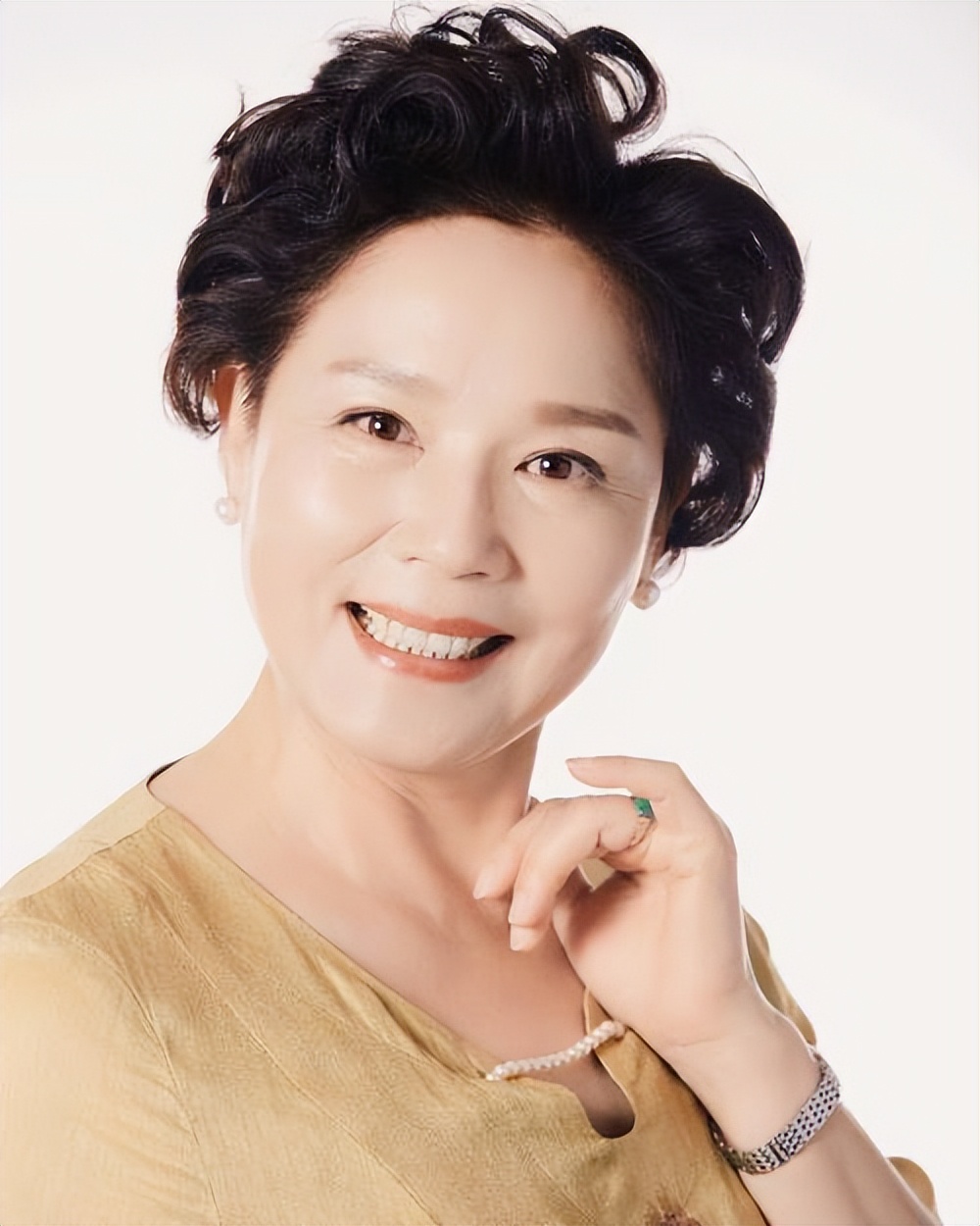 她是国家一级演员，离婚23年至今跟前夫住对门，还参加前婆婆葬礼