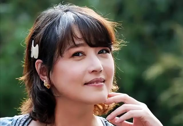 北京周海媚墓地：造型奇特，无儿无女，墓碑前刻着一句话令人深思