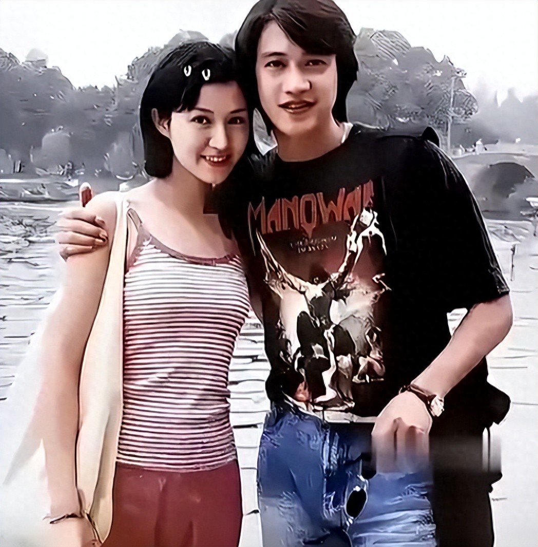 1995年，19岁陆毅和19岁鲍蕾游玩时拍摄的一张珍贵合影