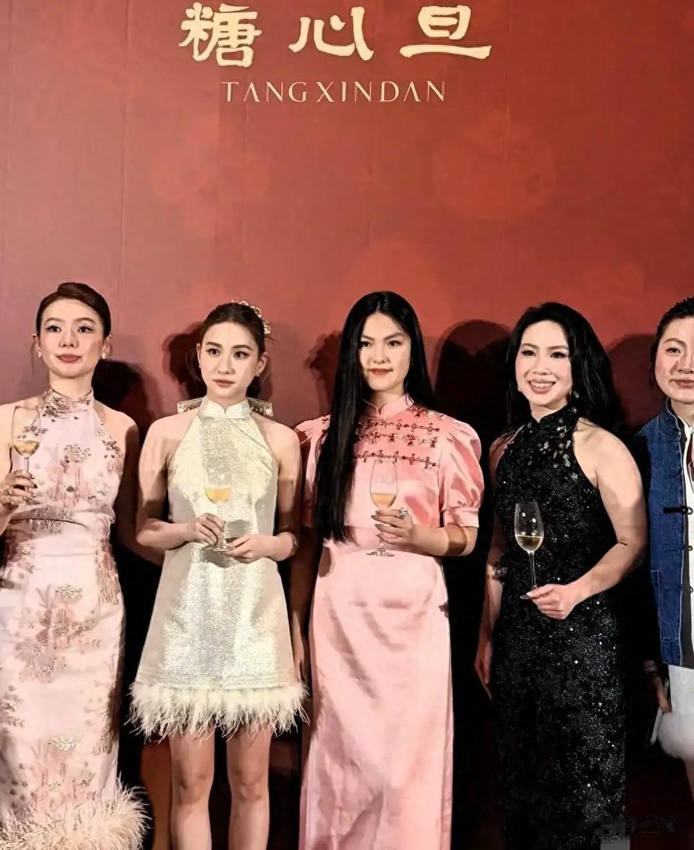 糖心旦晚宴王诗龄尴尬，特意何超莲挨着被何超莲无视被指是假名媛