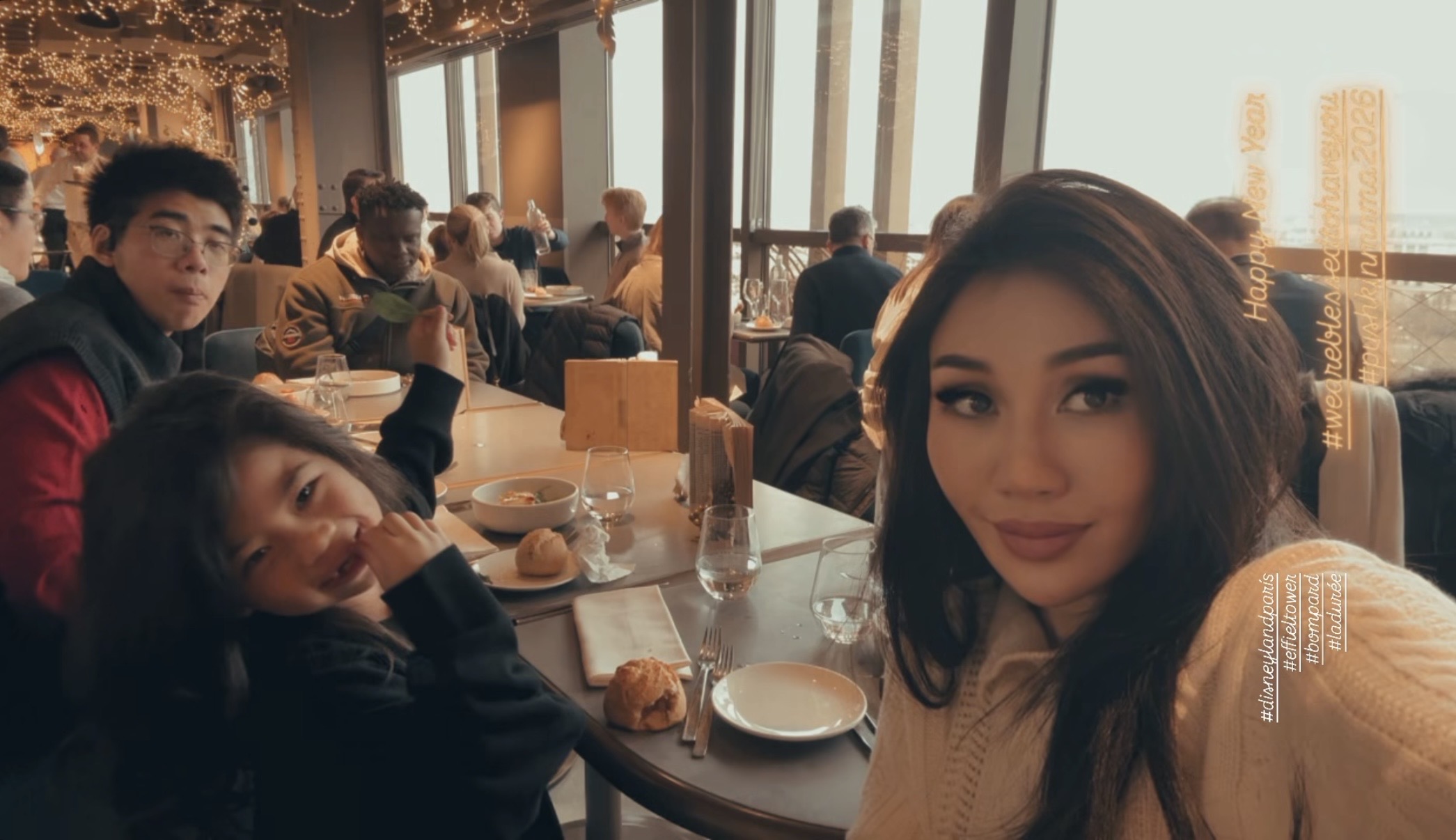 何超盈在法国温馨跨年，小7岁丈夫罕露脸，一家人合照女儿像父亲